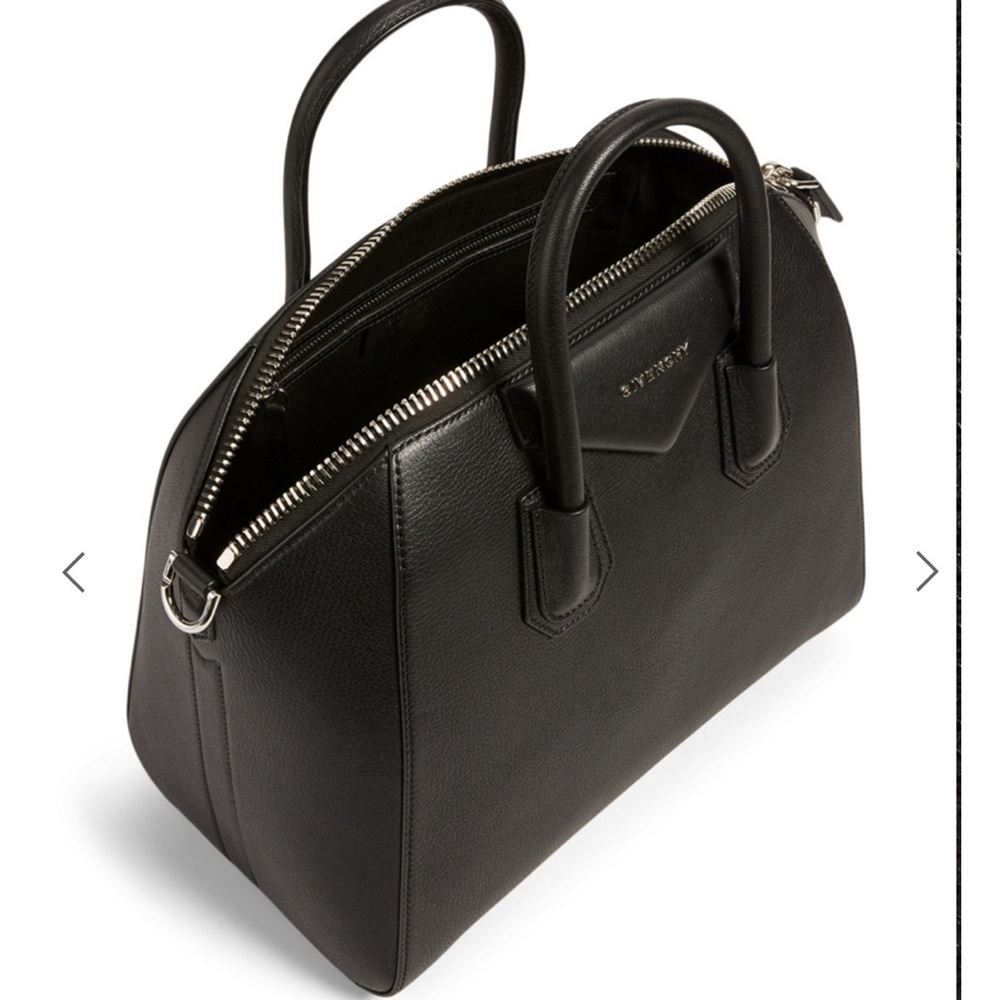 GIVENCHY
Medium Antigona Leather Bag